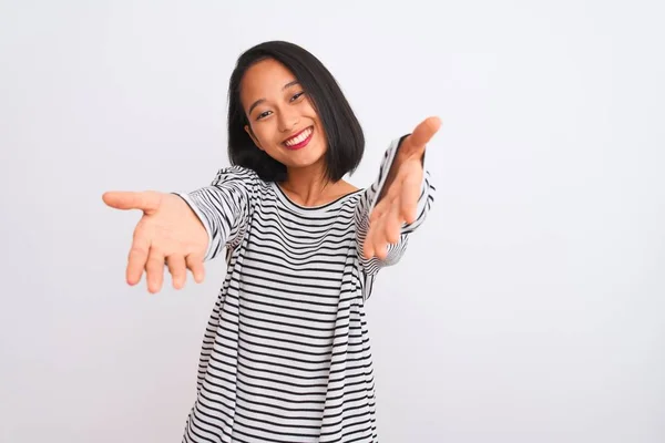 Jonge Chinese Vrouw Met Gestreept Shirt Geïsoleerde Witte Achtergrond Kijkend — Stockfoto