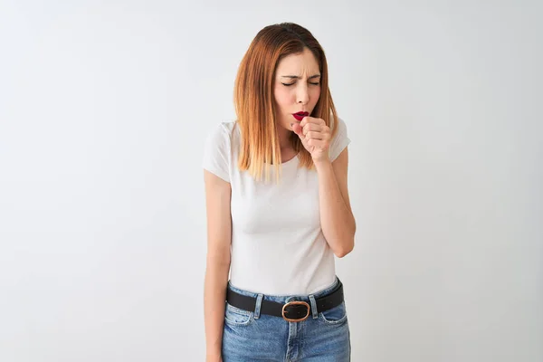 Hermosa Mujer Pelirroja Vistiendo Una Camiseta Casual Pie Sobre Fondo —  Fotos de Stock