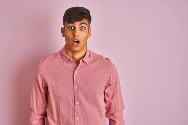 Zarif Bir Gömlek Giyen Genç Hintli Adam Pembe Arka Planda — Stok fotoğraf