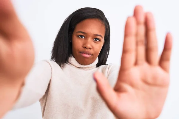 Mooi Jong Afrikaans Amerikaans Vrouw Dragen Coltrui Nemen Van Een — Stockfoto