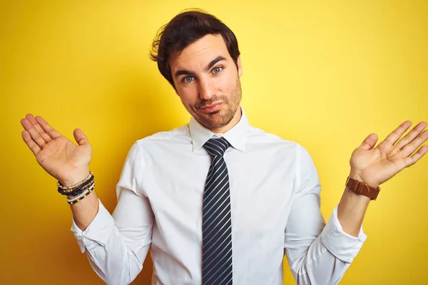 Jovem Empresário Bonito Vestindo Camisa Elegante Gravata Sobre Fundo Amarelo — Fotografia de Stock