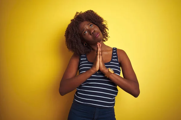 Junge Afrikanische Afro Frau Gestreiftem Shirt Vor Isoliertem Gelben Hintergrund — Stockfoto