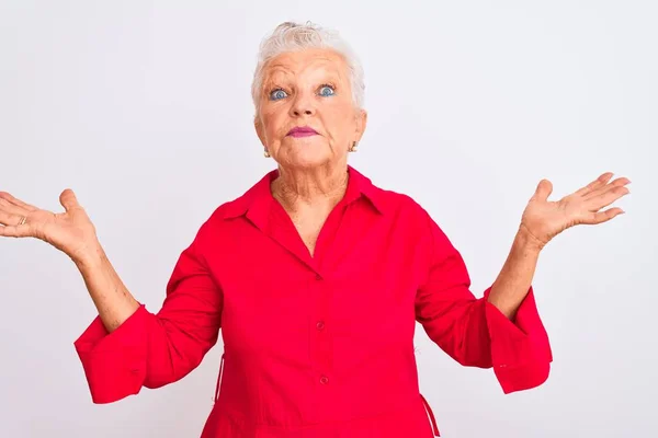 Eine Ältere Grauhaarige Frau Rotem Lässigem Hemd Steht Ratlos Und — Stockfoto