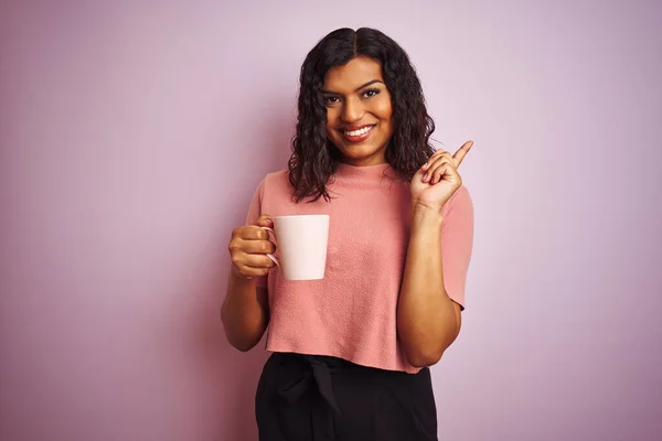 Transexual Transexual Mujer Bebiendo Taza Café Sobre Aislado Rosa Fondo — Foto de Stock