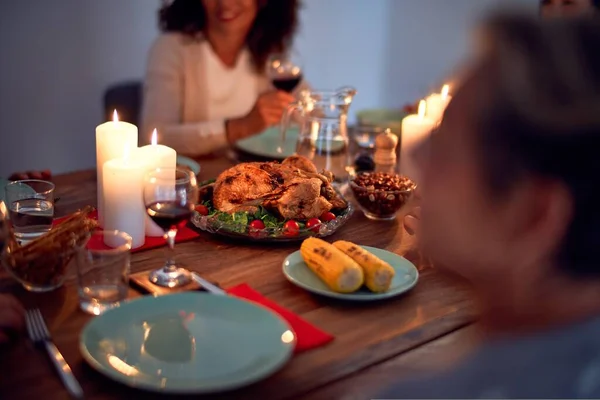 伝統的な料理と装飾でクリスマスの前夜を祝う家で家族や友人の食事 すべて一緒にテーブルの上に座って — ストック写真