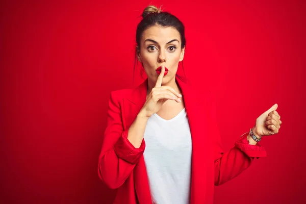 Young Beautiful Business Woman Standing Red Isolated Background Asking Quiet — Stock Photo, Image