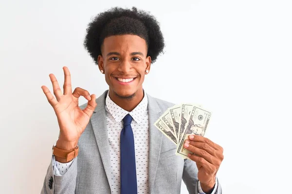 Joven Hombre Negocios Afroamericano Sosteniendo Dólares Pie Sobre Fondo Blanco — Foto de Stock