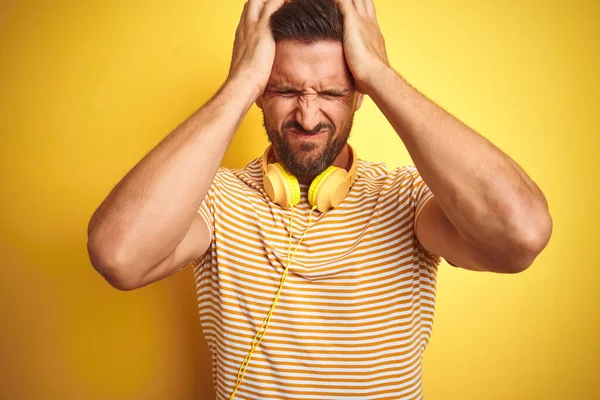 Jonge Knappe Man Met Koptelefoon Luisterend Naar Muziek Gele Geïsoleerde — Stockfoto