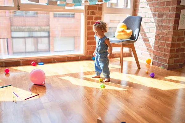 Красивый Кавказский Младенец Играет Игрушками Красочной Игровой Комнате Счастливый Игривый — стоковое фото
