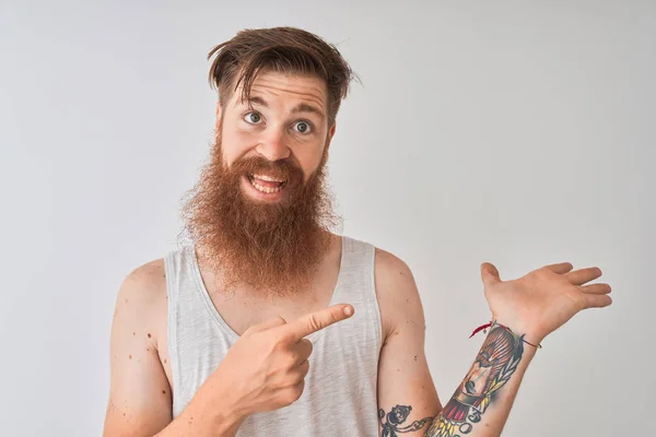 Jonge Roodharige Ierse Man Met Een Shirt Een Geïsoleerde Grijze — Stockfoto