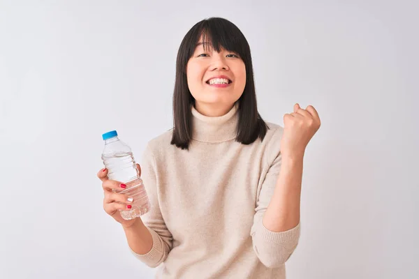 Νεαρή Όμορφη Κινέζα Που Κρατάει Ένα Μπουκάλι Νερό Πάνω Από — Φωτογραφία Αρχείου