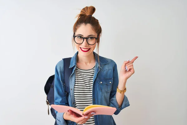 Estudiante Pelirroja Con Mochila Leyendo Libro Sobre Fondo Blanco Aislado —  Fotos de Stock