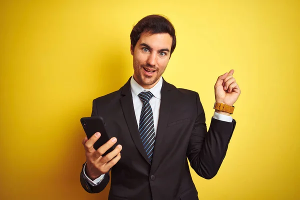 Νέος Όμορφος Επιχειρηματίας Χρησιμοποιώντας Smartphone Στέκεται Πάνω Από Απομονωμένο Κίτρινο — Φωτογραφία Αρχείου