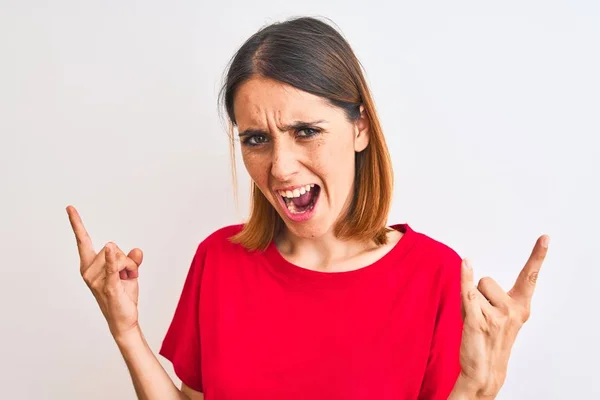 Hermosa Mujer Pelirroja Vistiendo Casual Camiseta Roja Sobre Fondo Aislado — Foto de Stock