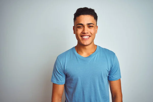 Jeune Homme Brésilien Portant Shirt Bleu Debout Sur Fond Blanc — Photo