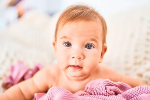 自宅のソファの上に毛布の上に寝そべっている愛らしい赤ちゃん 新生児のリラックスと休息快適な — ストック写真