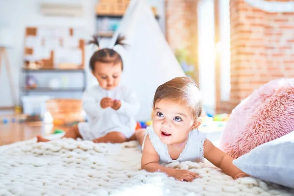 Güzel Bebek Mutlu Kızlar Evde Birlikte Oynuyorlar Battaniyenin Üzerinde Uzanarak — Stok fotoğraf