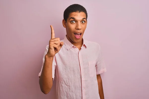 Junger Gutaussehender Arabischer Mann Lässigem Hemd Der Vor Isoliertem Rosa — Stockfoto