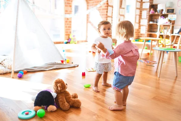 Adoráveis Crianças Brincando Torno Muitos Brinquedos Jardim Infância — Fotografia de Stock