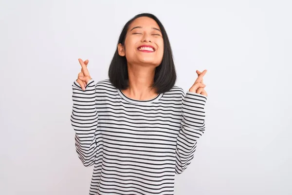 Joven Mujer China Con Camiseta Rayas Pie Sobre Fondo Blanco — Foto de Stock