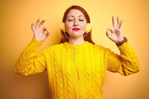 Giovane Donna Rossa Che Ascolta Musica Utilizzando Cuffie Sfondo Giallo — Foto Stock