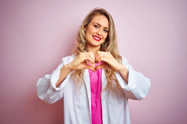 Joven Hermosa Doctora Pie Sobre Fondo Rosa Aislado Sonriendo Amor — Foto de Stock