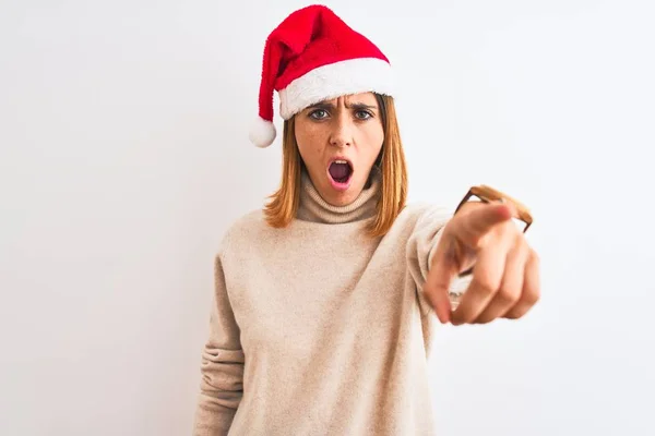 Schöne Rothaarige Frau Mit Weihnachtsmütze Über Isoliertem Hintergrund Die Unzufrieden — Stockfoto