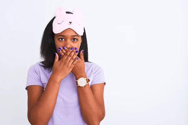 Jovem Afro Americana Vestindo Máscara Dormir Sobre Fundo Isolado Chocou — Fotografia de Stock