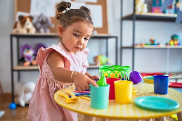 Młody Piękny Maluch Bawiący Się Sztućcami Zabawkami Spożywczymi Stole Przedszkolu — Zdjęcie stockowe