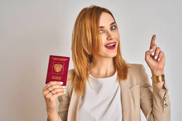 Pelirroja Mujer Negocios Caucásica Sosteniendo Pasaporte Rusia Sobre Fondo Aislado —  Fotos de Stock