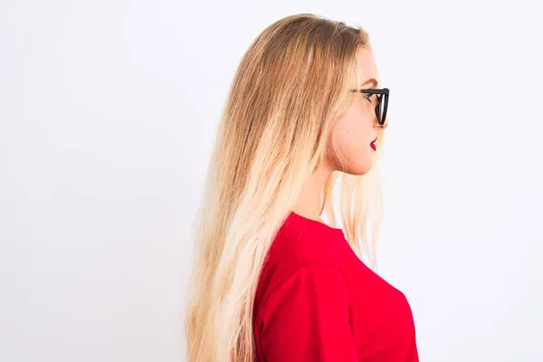 Jovem Mulher Bonita Vestindo Shirt Vermelha Óculos Sobre Fundo Branco — Fotografia de Stock