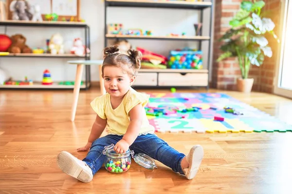 Schöne Kleinkind Sitzt Auf Dem Boden Mit Glas Schokolade Farbigen — Stockfoto
