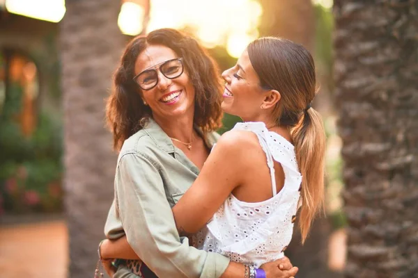 Bella Madre Figlia Sorridente Felice Fiducioso Piedi Con Sorriso Sul — Foto Stock