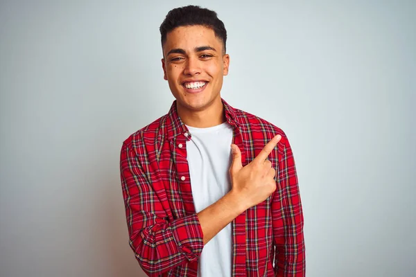 Joven Brasileño Con Camisa Roja Pie Sobre Fondo Blanco Aislado —  Fotos de Stock