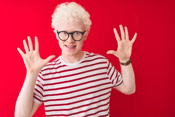 Νέοι Albino Ξανθός Άνδρας Φορώντας Ριγέ Shirt Και Γυαλιά Πάνω — Φωτογραφία Αρχείου