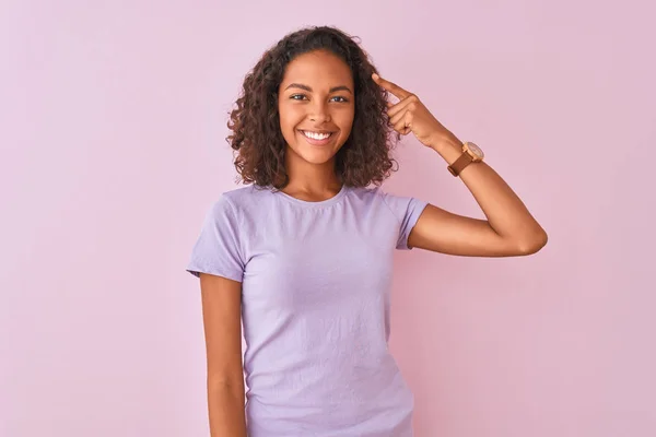 Jovem Brasileira Vestindo Camiseta Sobre Fundo Rosa Isolado Sorrindo Apontando — Fotografia de Stock