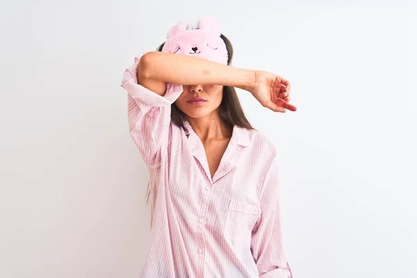 Joven Hermosa Mujer Con Máscara Para Dormir Pijama Sobre Fondo — Foto de Stock