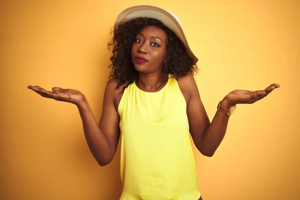 Junge Afrikanisch Amerikanische Frau Mit Shirt Und Hut Vor Isoliertem — Stockfoto