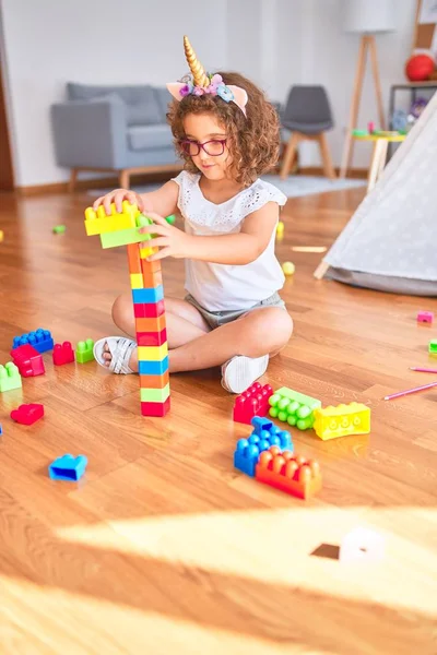 Linda Criança Usando Óculos Diadema Unicórnio Sentado Brincando Com Blocos — Fotografia de Stock