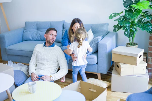 Vacker Familj Föräldrar Sitter Soffan Dricka Kaffe Ser Hans Unge — Stockfoto