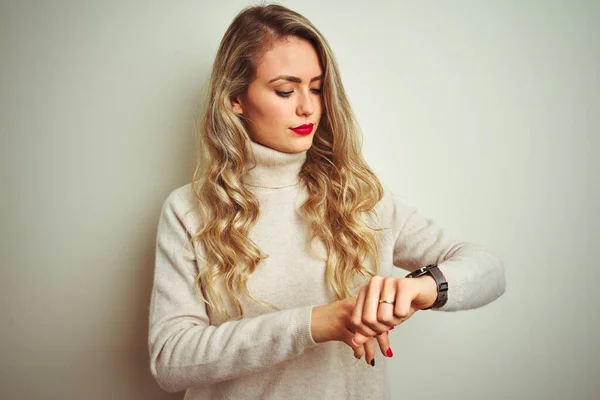 Hermosa Mujer Con Suéter Cuello Alto Invierno Sobre Fondo Blanco —  Fotos de Stock