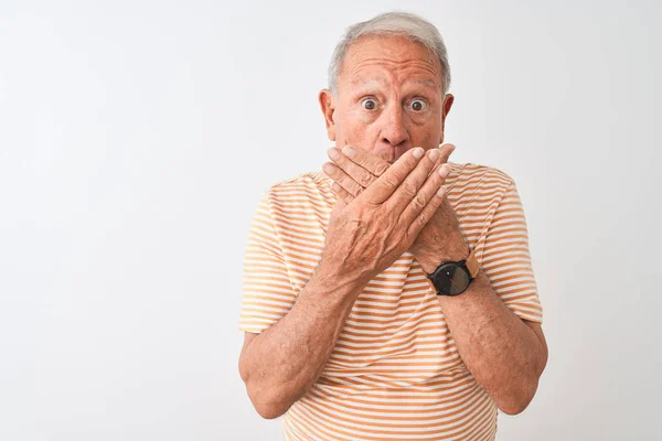 Starší Šedovlasý Muž Pruhovaném Tričku Stojící Nad Osamělým Bílým Pozadím — Stock fotografie