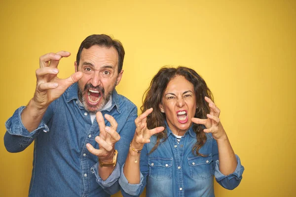 Belo Casal Meia Idade Juntos Sobre Fundo Amarelo Isolado Grito — Fotografia de Stock