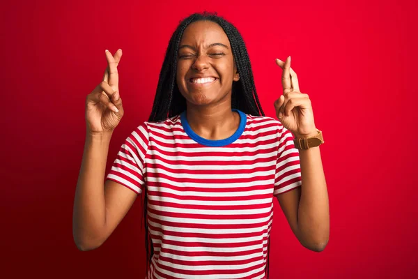 Ung Afrikansk Amerikansk Kvinna Bär Randig Shirt Stående Över Isolerad — Stockfoto