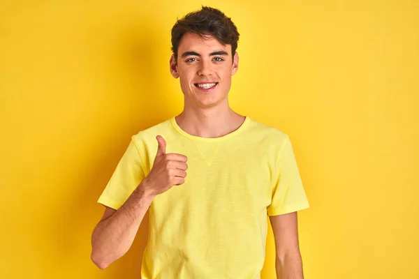 Ragazzo Adolescente Che Indossa Una Shirt Gialla Sfondo Isolato Facendo — Foto Stock