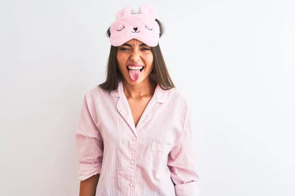 Jovem Mulher Bonita Vestindo Máscara Sono Pijama Sobre Fundo Branco — Fotografia de Stock