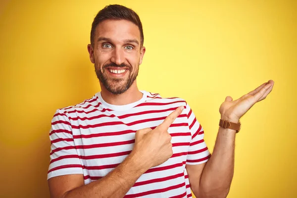 Junger Gutaussehender Mann Lässigem Rot Gestreiftem Shirt Über Gelbem Isoliertem — Stockfoto