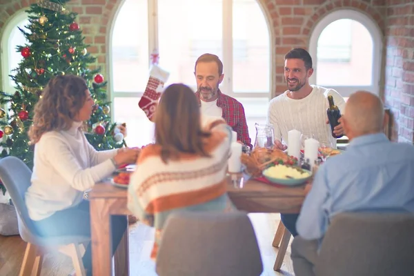 Bella Famiglia Sorridente Felice Fiducioso Mangiare Tacchino Arrosto Che Celebra — Foto Stock