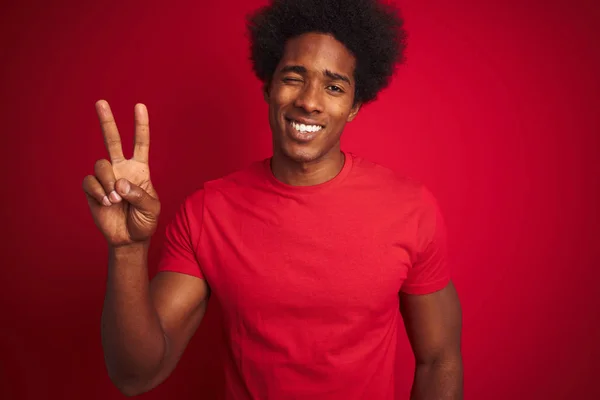 Fiatal Amerikai Férfi Afro Hajjal Pólóban Elszigetelt Vörös Háttér Felett — Stock Fotó
