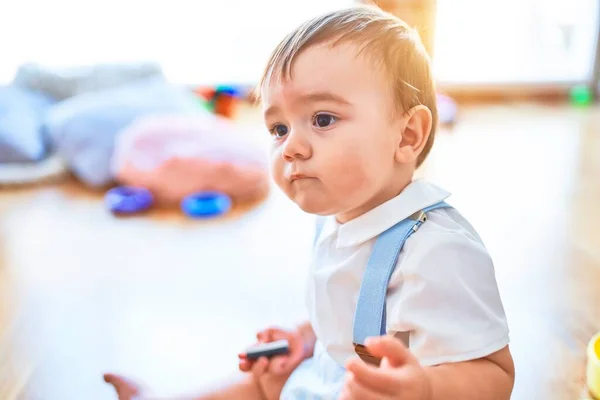 Uroczy Maluch Bawiący Się Wokół Wielu Zabawek Przedszkolu — Zdjęcie stockowe